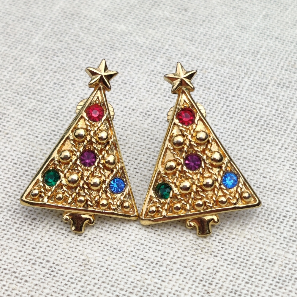 🎄 Vintage Avon Christmas tree earrings